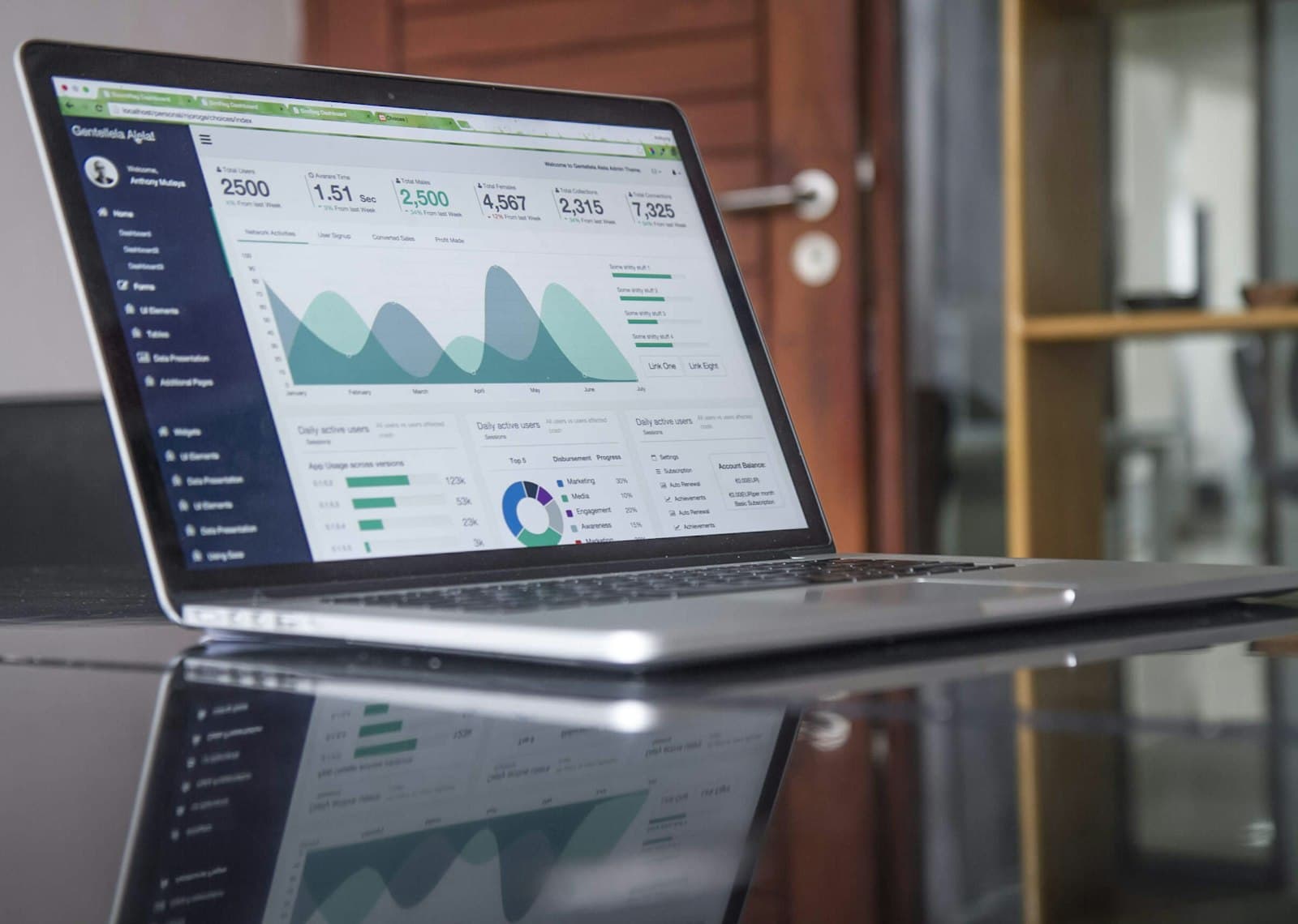 Notebook con gráficos y estadísticas sobre una mesa